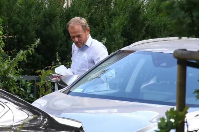 Jakim samochodem jeździ Donald Tusk? Zaskakujące szczegóły o aucie