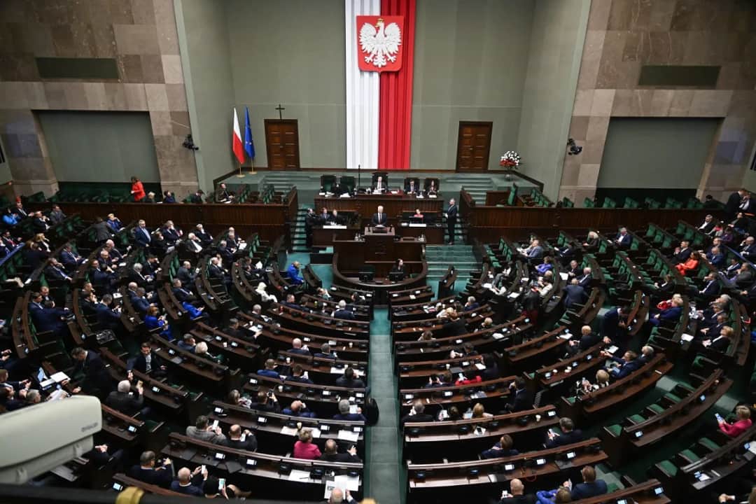 Czy sejm może rozwiązać senat? Odkryj prawdę o ich kompetencjach